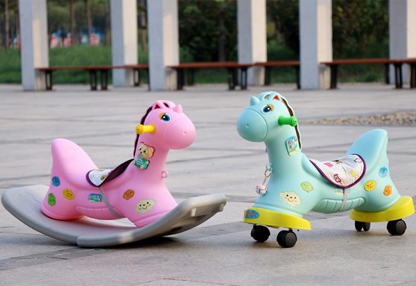 Bập bênh kết hợp xe chòi chân là món đồ chơi trẻ em cho bé gái 1 tuổi rất thích