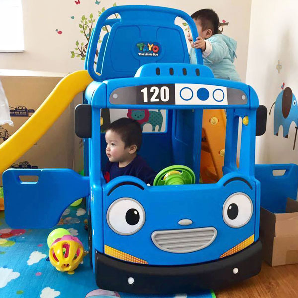 cầu trượt xe bus cũng là món đồ chơi trẻ em cho bé trai 1 tuổi tuyệt vời nữa
