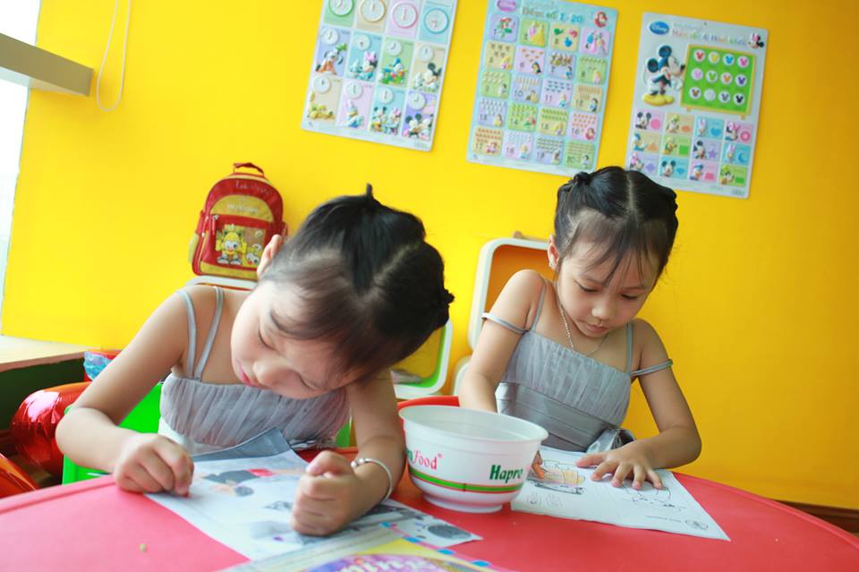 đồ chơi cho bé Nguyễn Phan Huệ Linh và Nguyễn Phan Linh Nhi 1