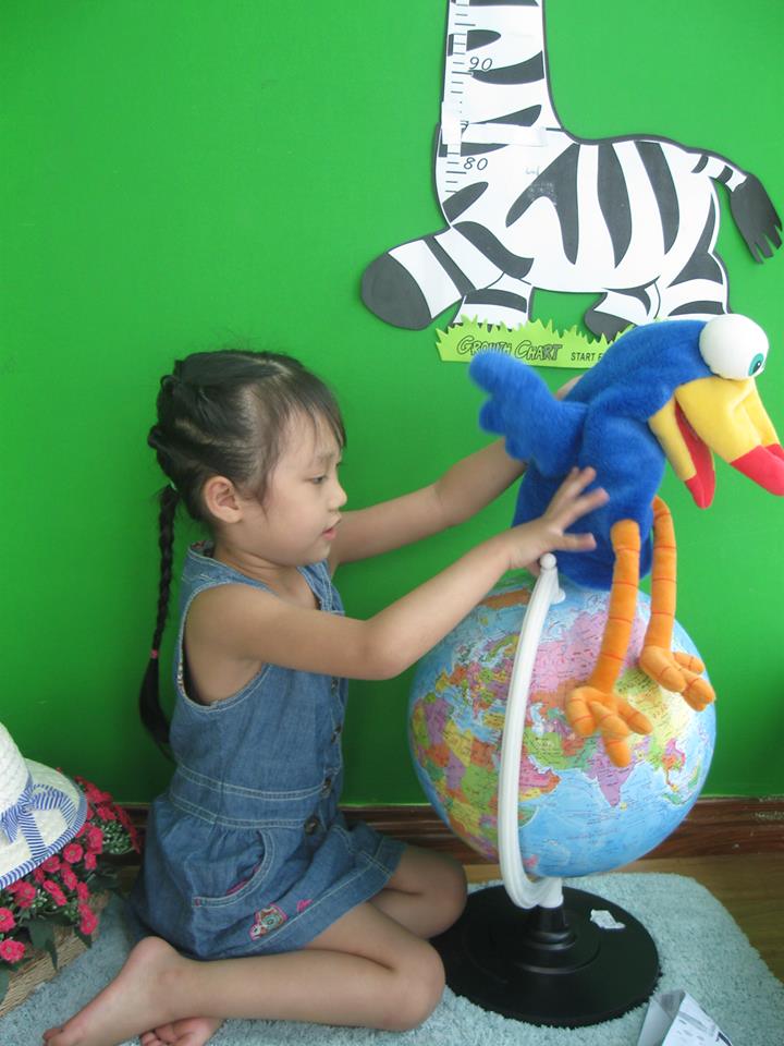 đồ chơi cho bé Nguyễn Phan Huệ Linh và Nguyễn Phan Linh Nhi 2