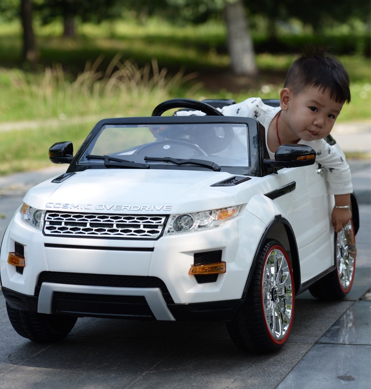 Cùng ô tô điện trẻ em cùng bé học cách chia sẻ đồ chơi với bạn khác