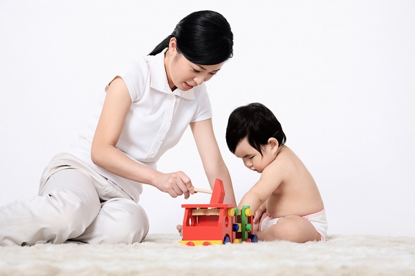 Lựa chọn đồ chơi cho trẻ sơ sinh thế nào?